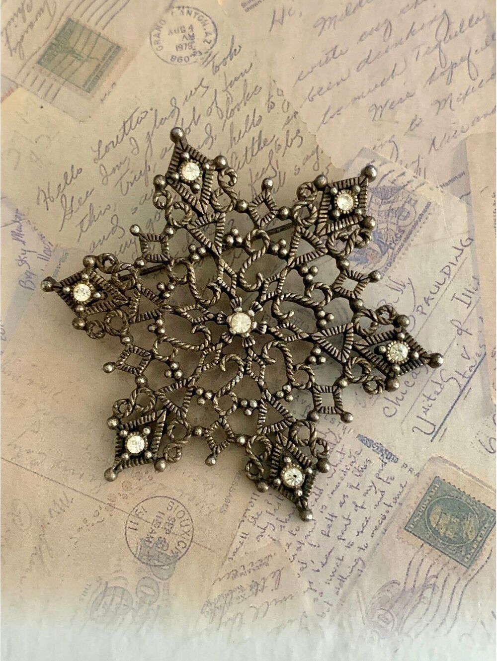 Intricate Snowflake Brooch with Sparkling Rhinestones